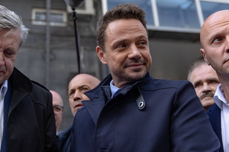 Rafał Trzaskowski chce przekazać pieniądze na CPK osobom dotkniętym kryzysem.