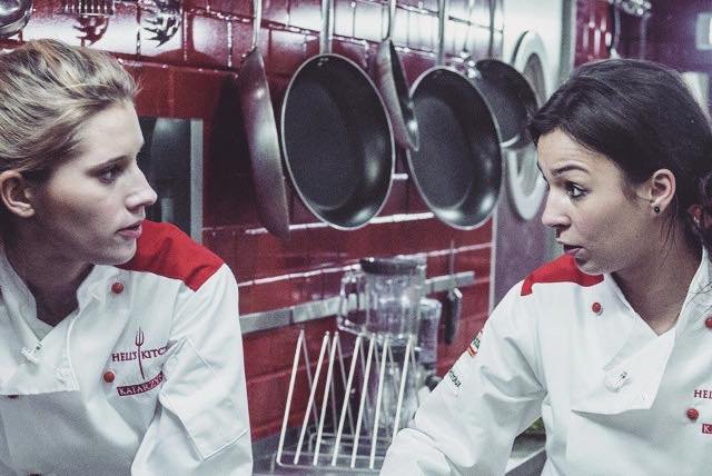 Uczestnicy nowego sezonu Piekielnej Kuchni. Ekipa dziewczyn przyszła na pierwsze zadanie w szpilkach.