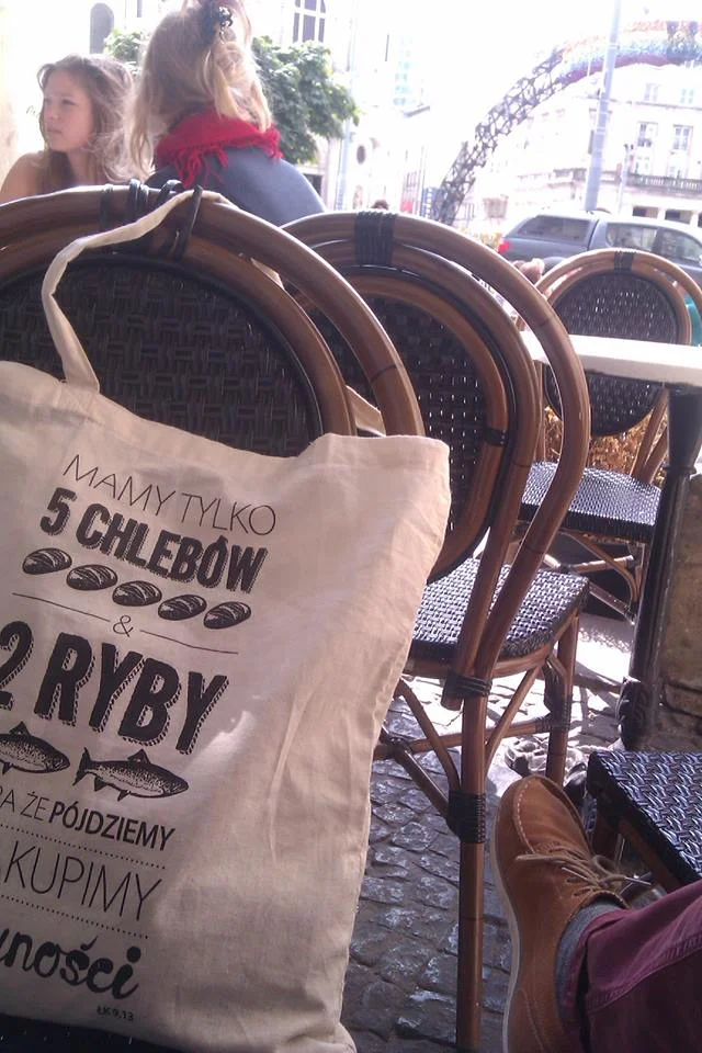 katolicka torba na placu Zbawiciela w Warszawie (foto: Błażej Strzelczyk)