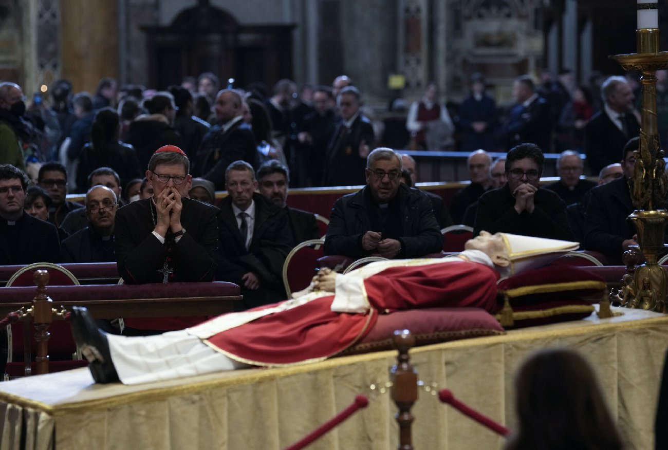 Watykan w "czerwonej strefie". Plan uroczystości pogrzebowych Benedykta XVI.