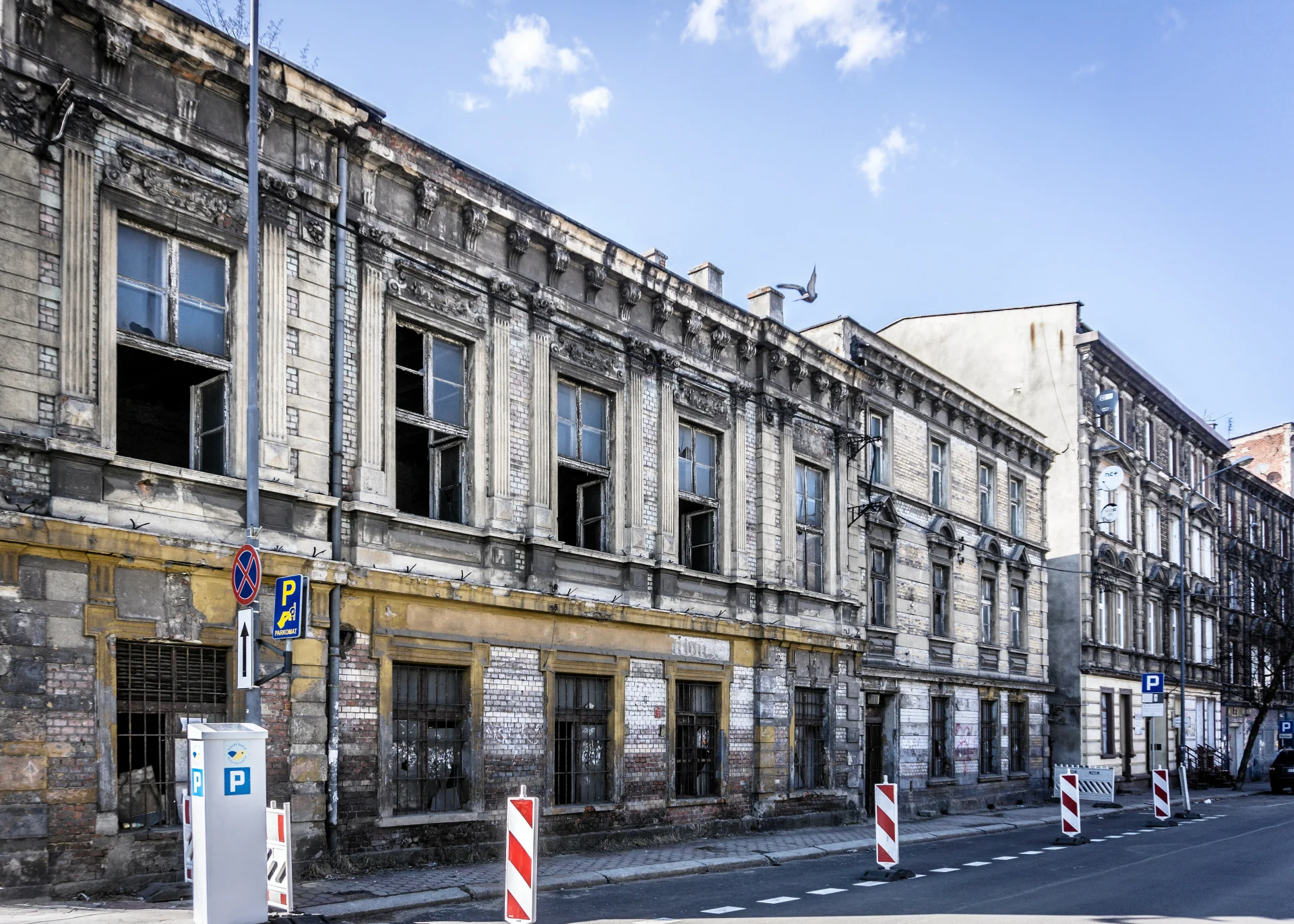 Bytom. Zdewastowana kamienica przy ul. Korfantego.