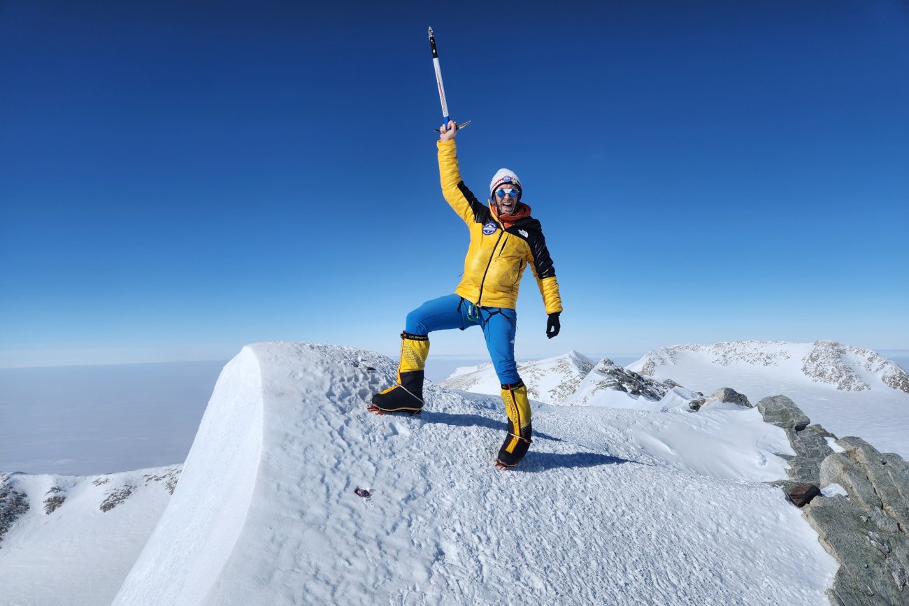 Michał Leksiński na szczycie Masywu Vinsona.