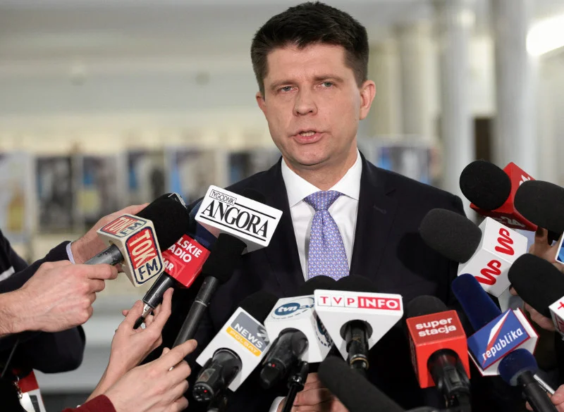 Na sto dni rządu Petru zapewnia, że .Nowoczesna nie przyjmuje nowych posłów. "Opozycja może być inwigilowana"