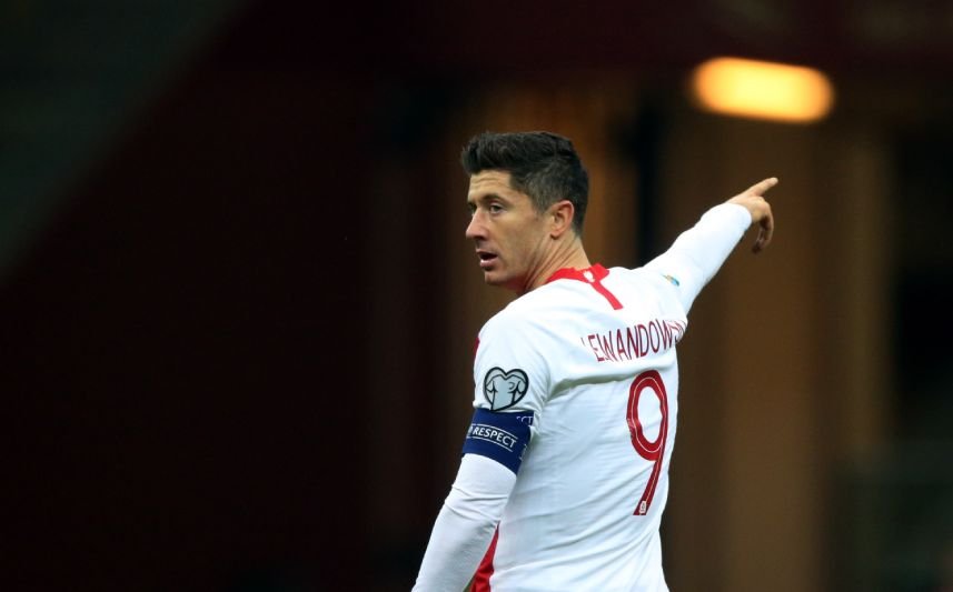 Robert Lewandowski wskazuje kolegom z kadry kierunek - awans na mundial