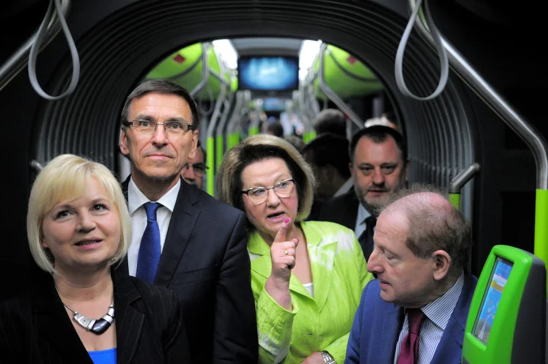 Prezydent Grzymowicz podczas prezentacji jednego z tramwajów.