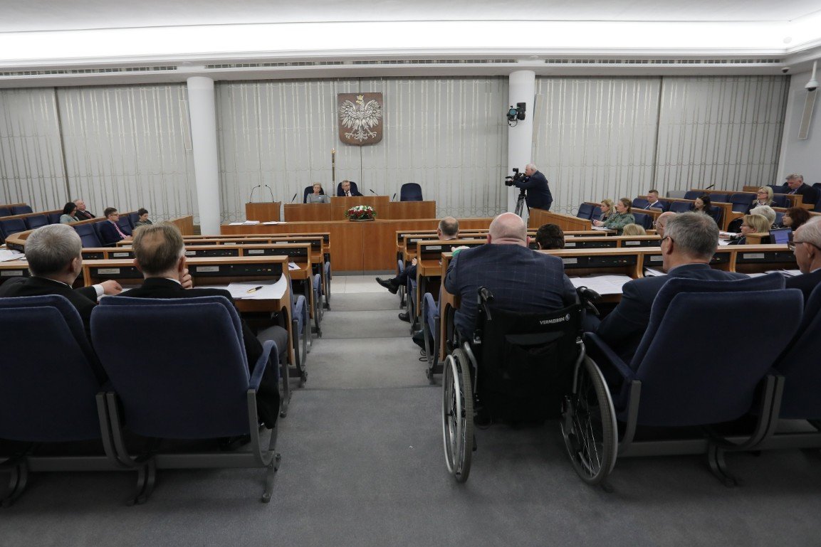 Senat wzywa rząd do wprowadzenia stanu klęski żywiołowej. Senat domaga się od rządu wprowadzenia stanu klęski żywiołowej.