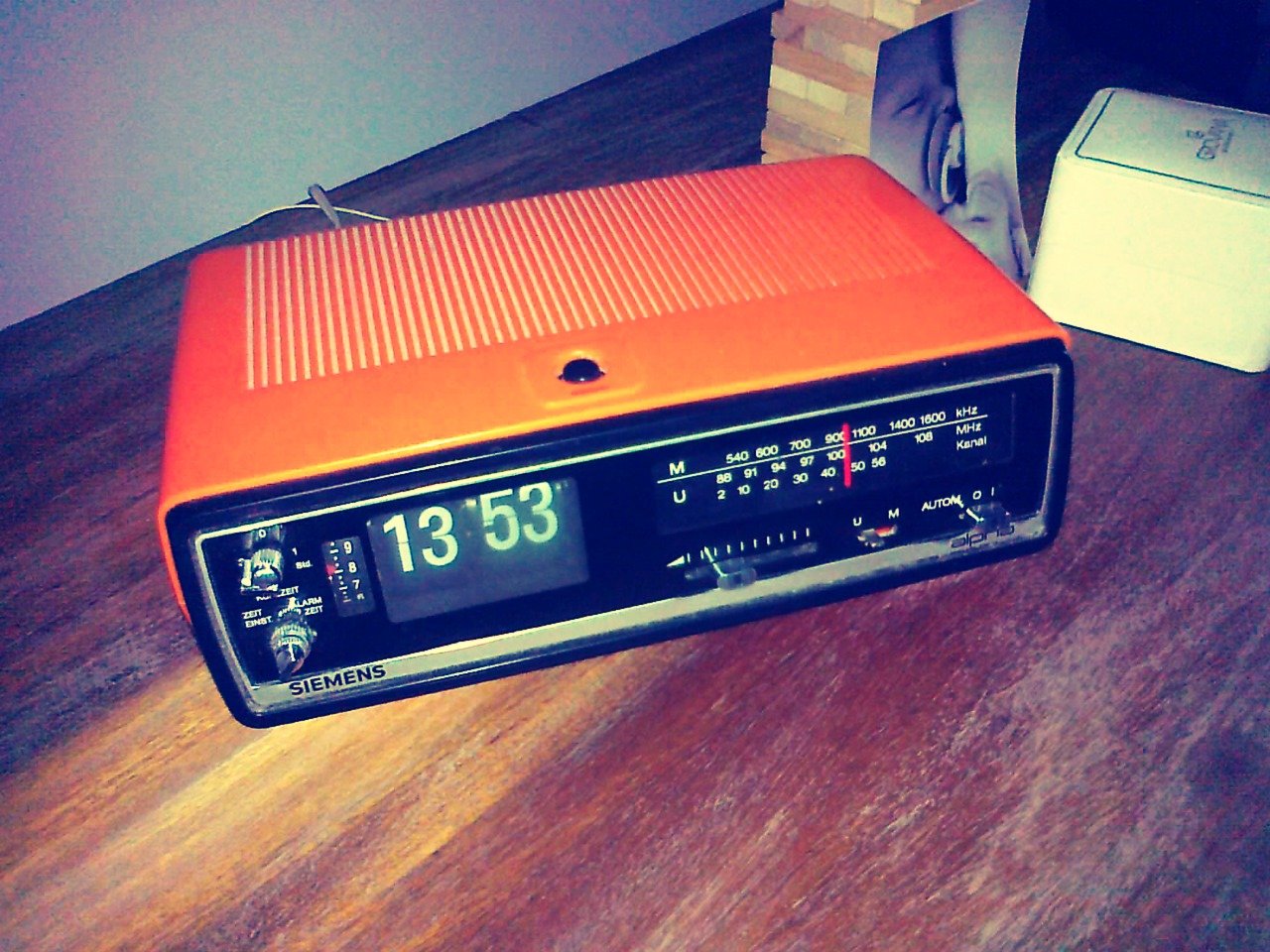 Radio i budzik klapkowy marki Siemens, lata 60/70