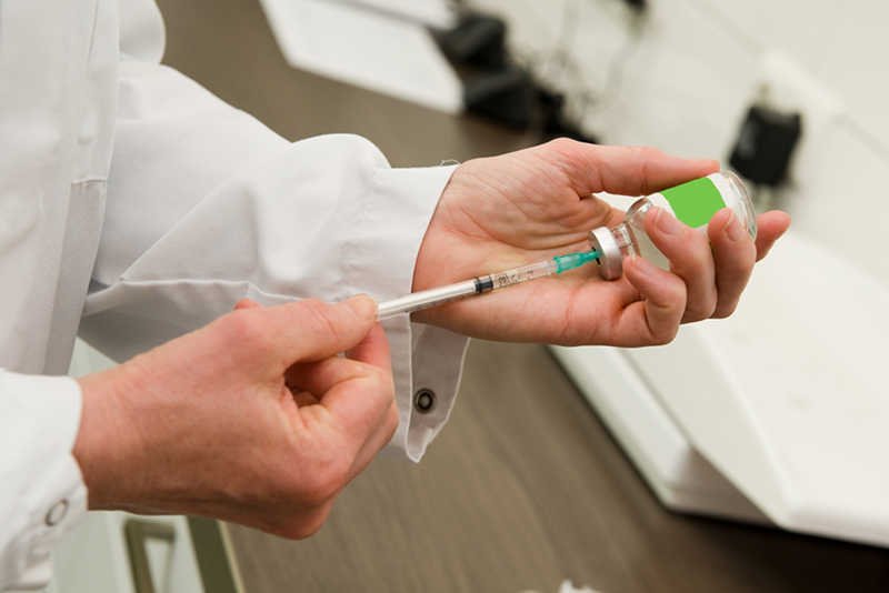 Dwie szczepionki wycofane z obrotu mogły trafić do Waszych dzieci: Euvax B i Tripacel.