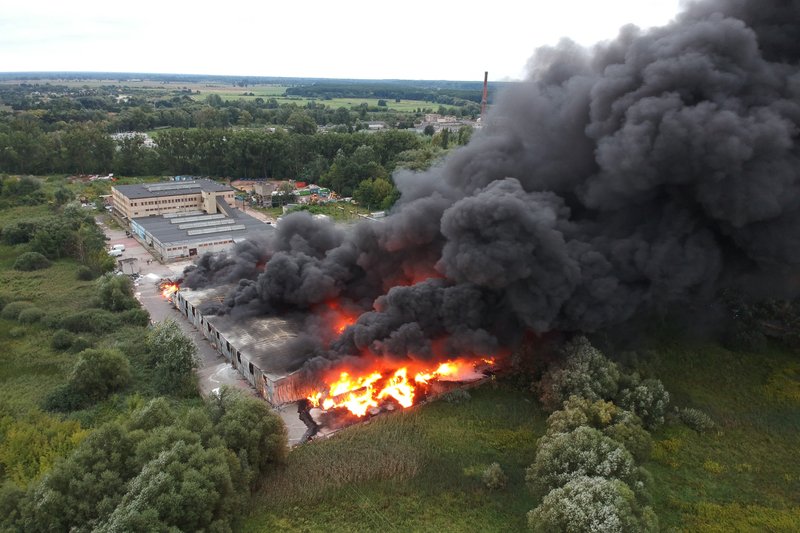 Pożar wybuchł w starej hali magazynowej w Konstancinie-Jeziornie.