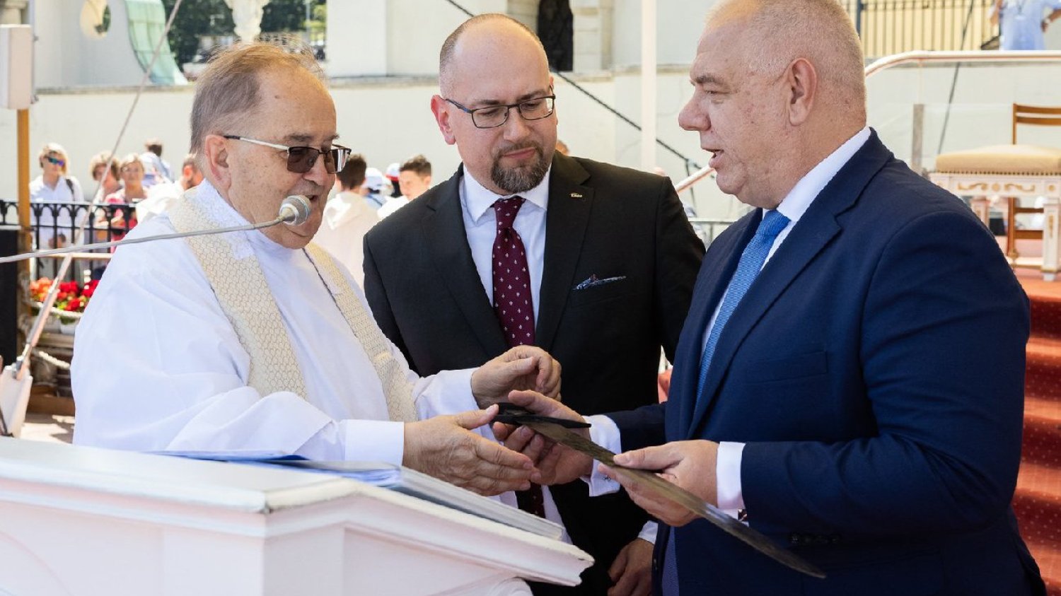Jacek Sasin może mieć kłopoty. Chodzi o drogocenny prezent dla Tadeusza Rydzyka