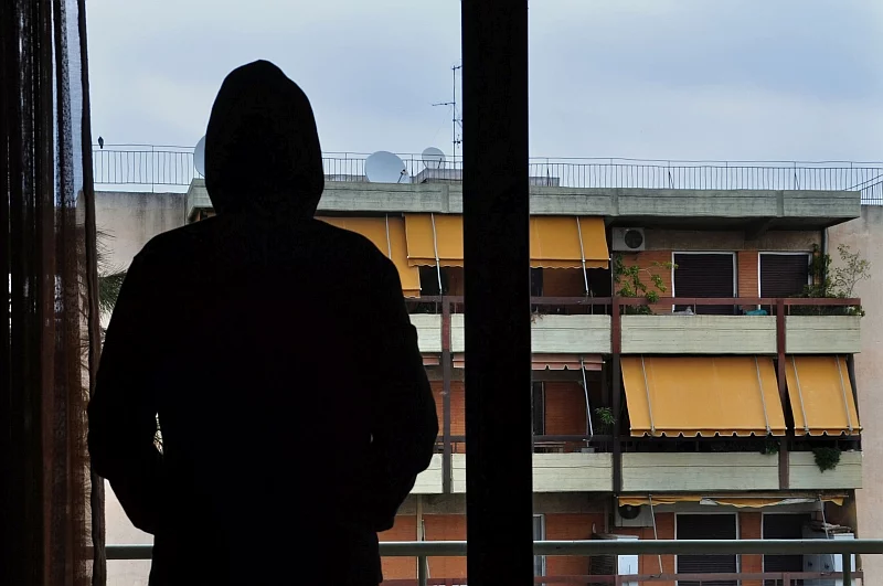 Okres wakacyjny to czas wyjazdów oraz dużej aktywności włamywaczy, którzy obserwują swoje przyszłe ofiary. Dlatego zanim wybierzemy się na długo wyczekiwany urlop, warto zadbać, aby dom został odpowiednio zabezpieczony