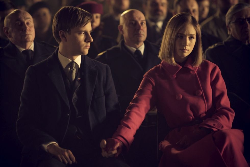 Maciej Musiał i Zofia Wichlacz tworzą w 1983 reżimową power couple. On jest prymusem i symbolem narodowym ona "czerwoną księżniczką", córką pierwszego sekretarza.