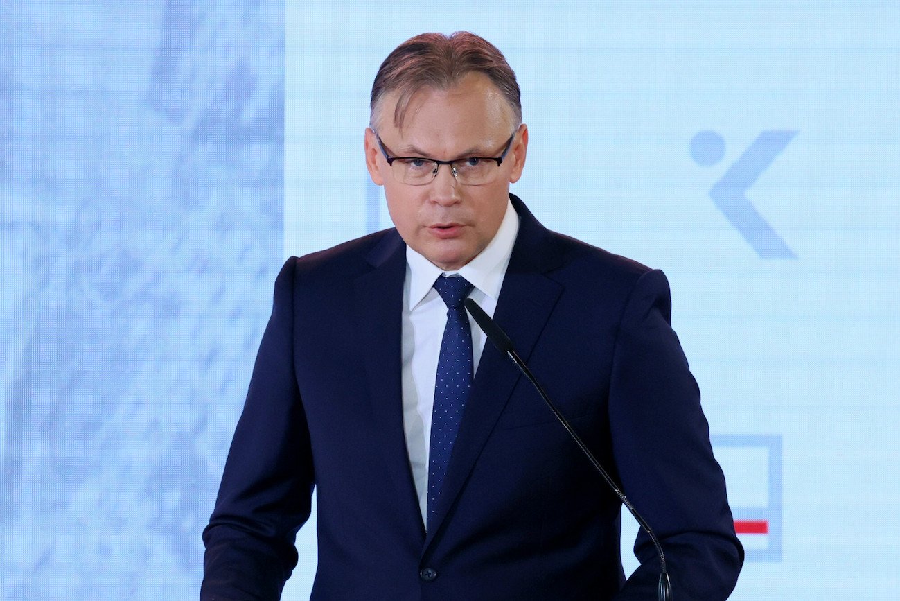 Poseł PiS Arkadiusz Mularczyk podczas prezentacji raportu o reparacjach od Niemiec.