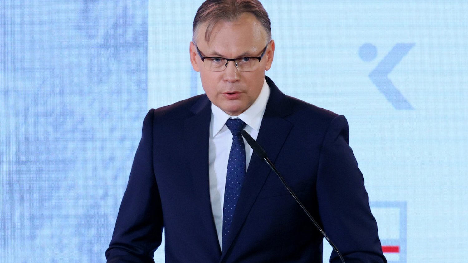 Poseł PiS Arkadiusz Mularczyk podczas prezentacji raportu o reparacjach od Niemiec.