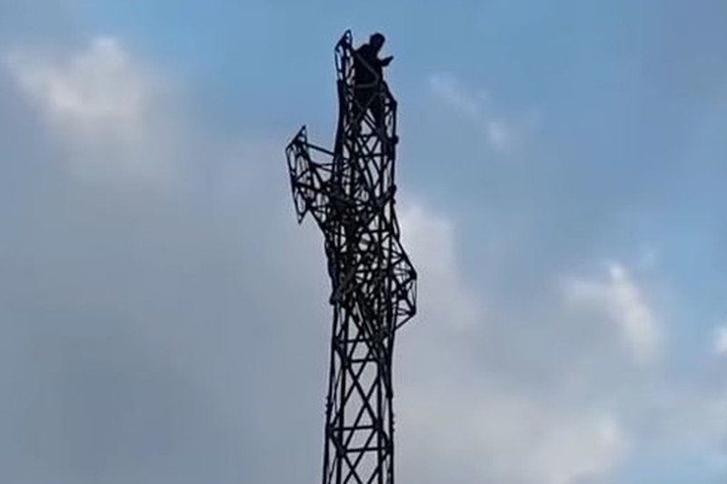 Turysta wszedł na krzyż na Giewoncie