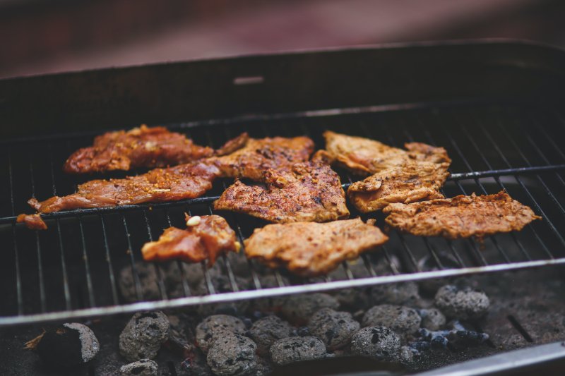 Jak zamarynować karkówkę na grilla? 3 sprawdzone przepisy na dobre marynaty
