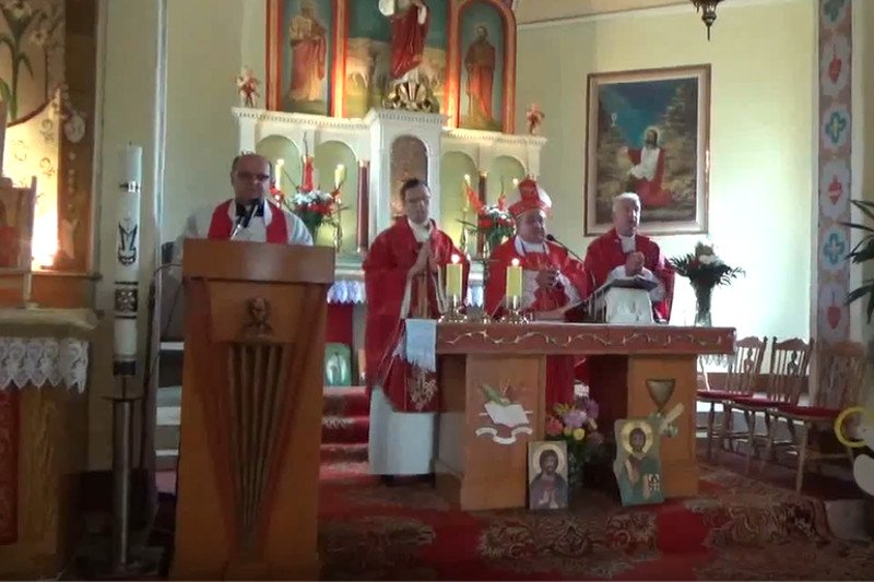 Bierzmowania  w parafii polskokatolickiej Łęki Dukielskie. W całej Polsce jest ok. 20 tys. wiernych tego Kościoła.