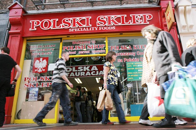 Emigranci przesyłają do Polski coraz mniej pieniędzy, bo emigracja coraz częściej dotyczy całych rodzin