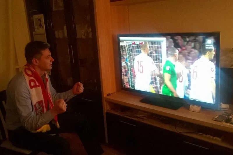 Zdjęcie kibicującego Adama Jarubasa stało się obiektem żartów.
