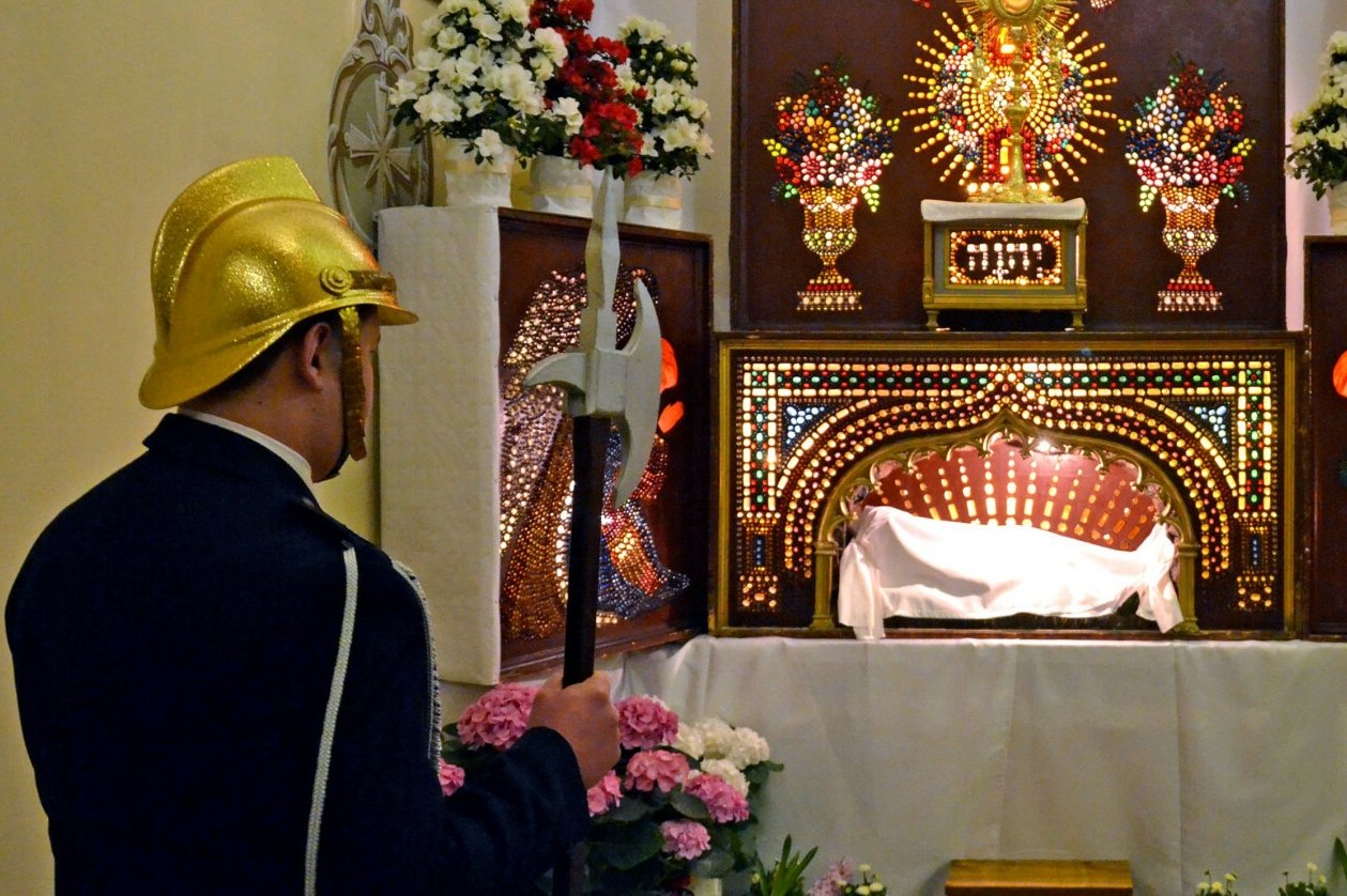 Strażacy pełniący wartę w kościele. Zdjęcie ilustracyjne.