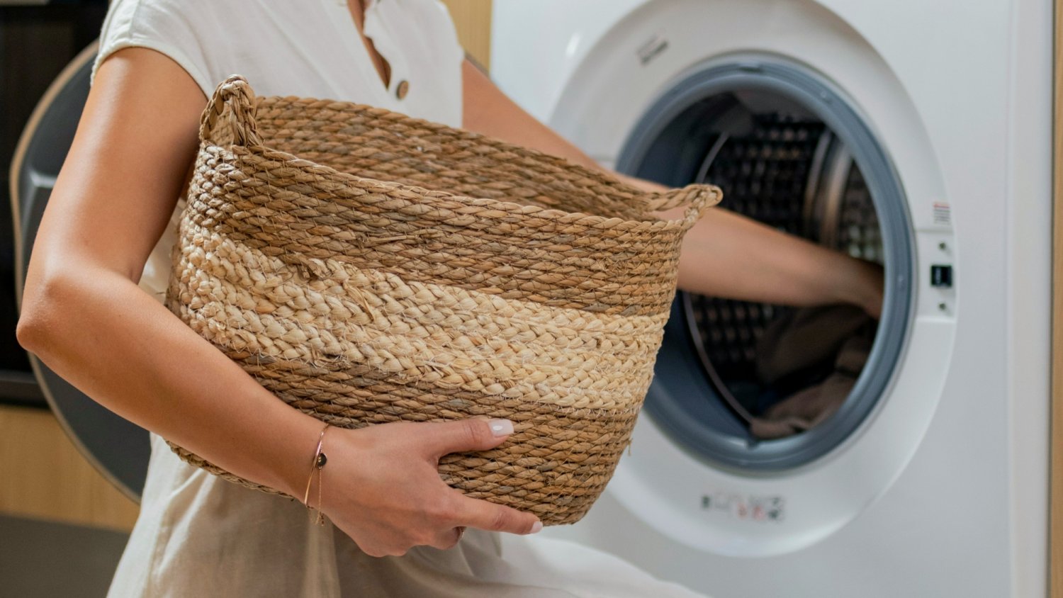 Zbliża się czas kurtek puchowych. Tak nie zniszczysz jej w praniu