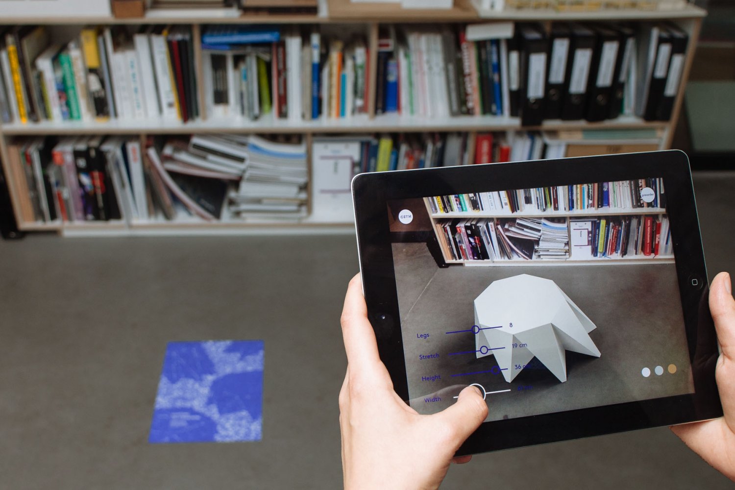 Dzięki technologii Augmented Reality klient, który jest współtwórcą mebla, może obejrzeć go we własnej przestrzeni, w realnych wymiarach jeszcze przed jego zakupem.