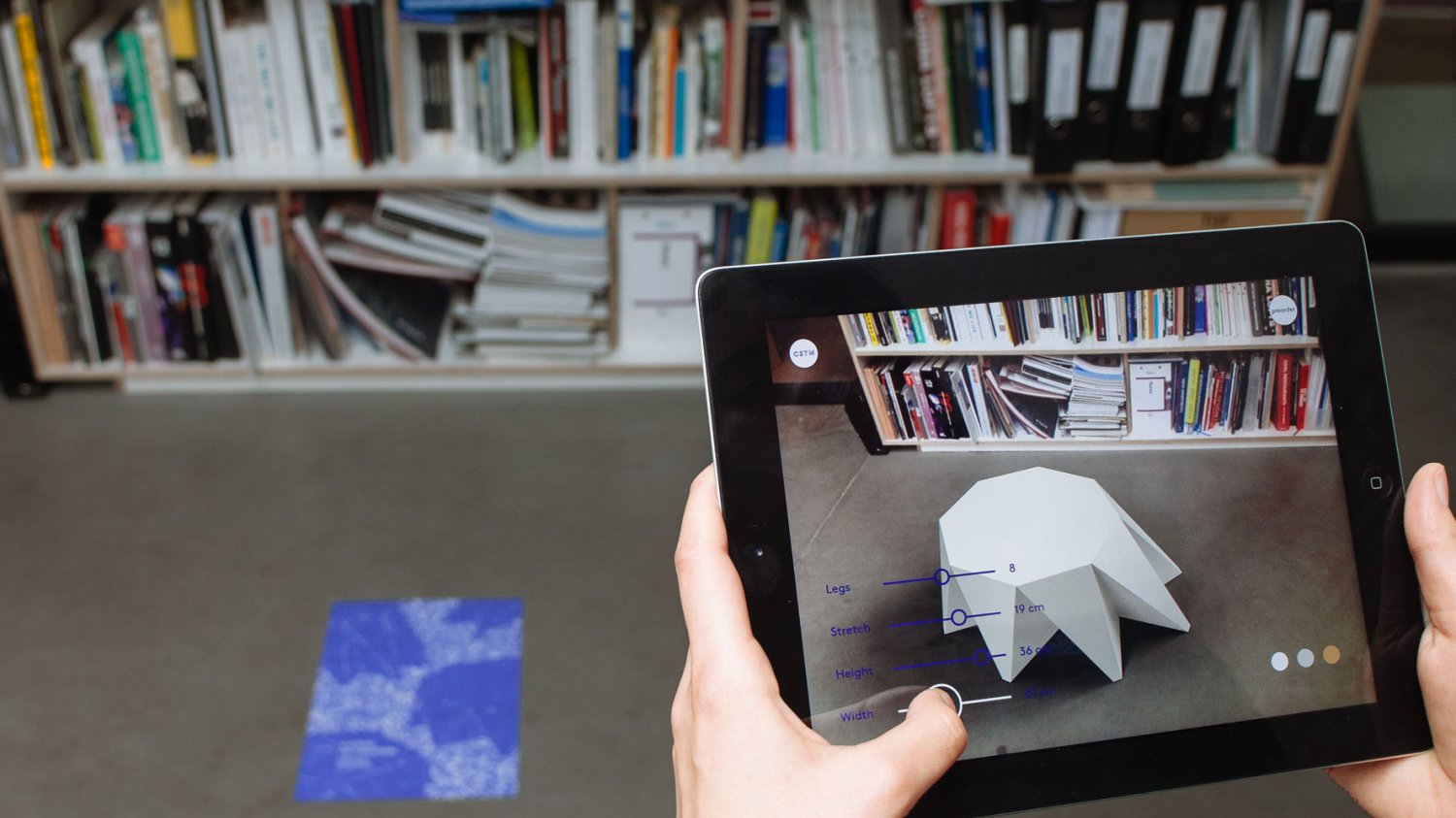 Dzięki technologii Augmented Reality klient, który jest współtwórcą mebla, może obejrzeć go we własnej przestrzeni, w realnych wymiarach jeszcze przed jego zakupem.