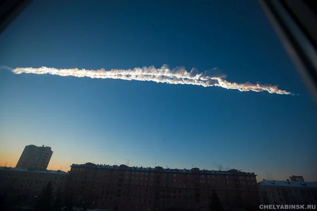 Czelabińsk. Ślady pozostawione na niebie przez meteoryt.