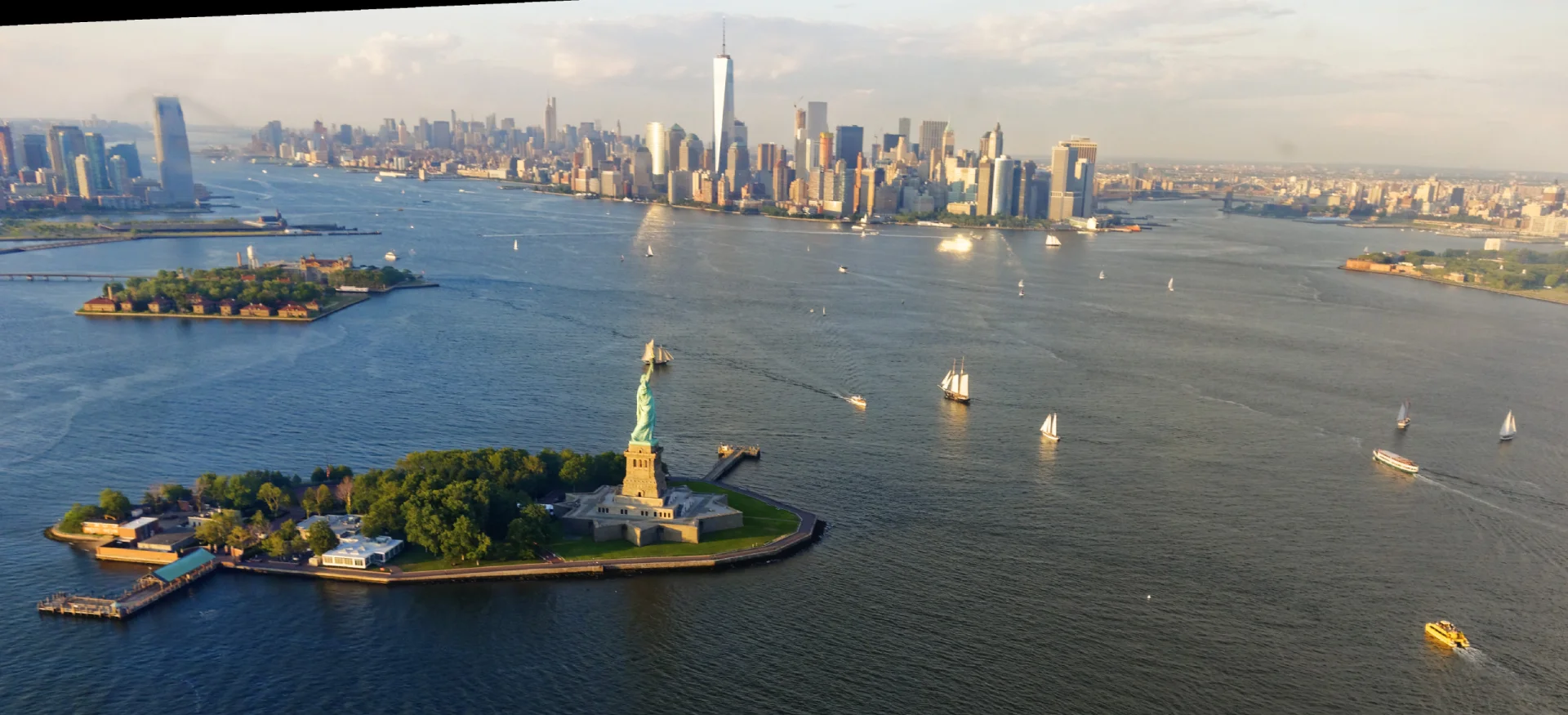 Tu jest wszystko, i Statua zbudowana przez Eiffela i dana przez Francuzów w 1886 r., i Ellis Island - miejsce lądowania milionów Europejskich imigrantów, i Manhattan i Brooklin i New Jersey.