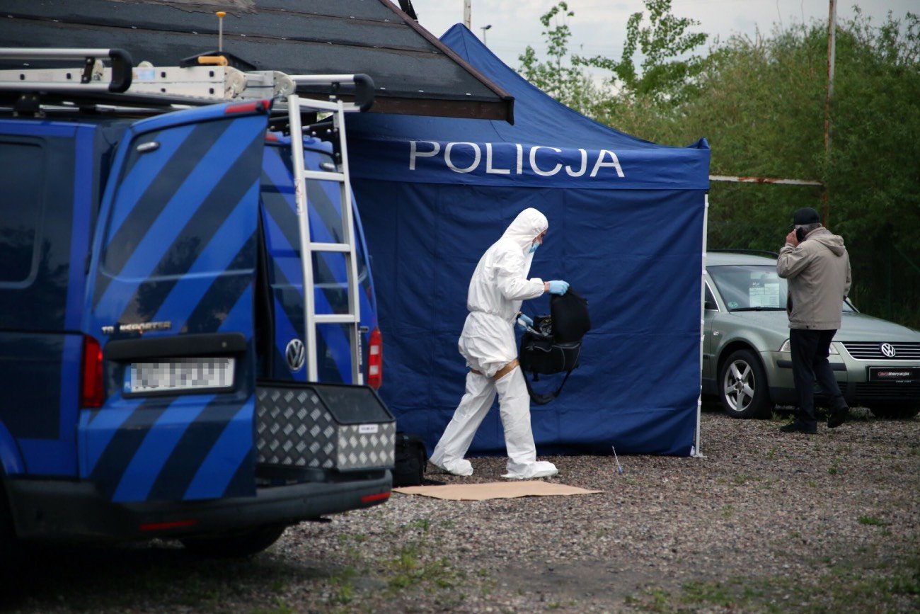 Namiot z napisem "policja"