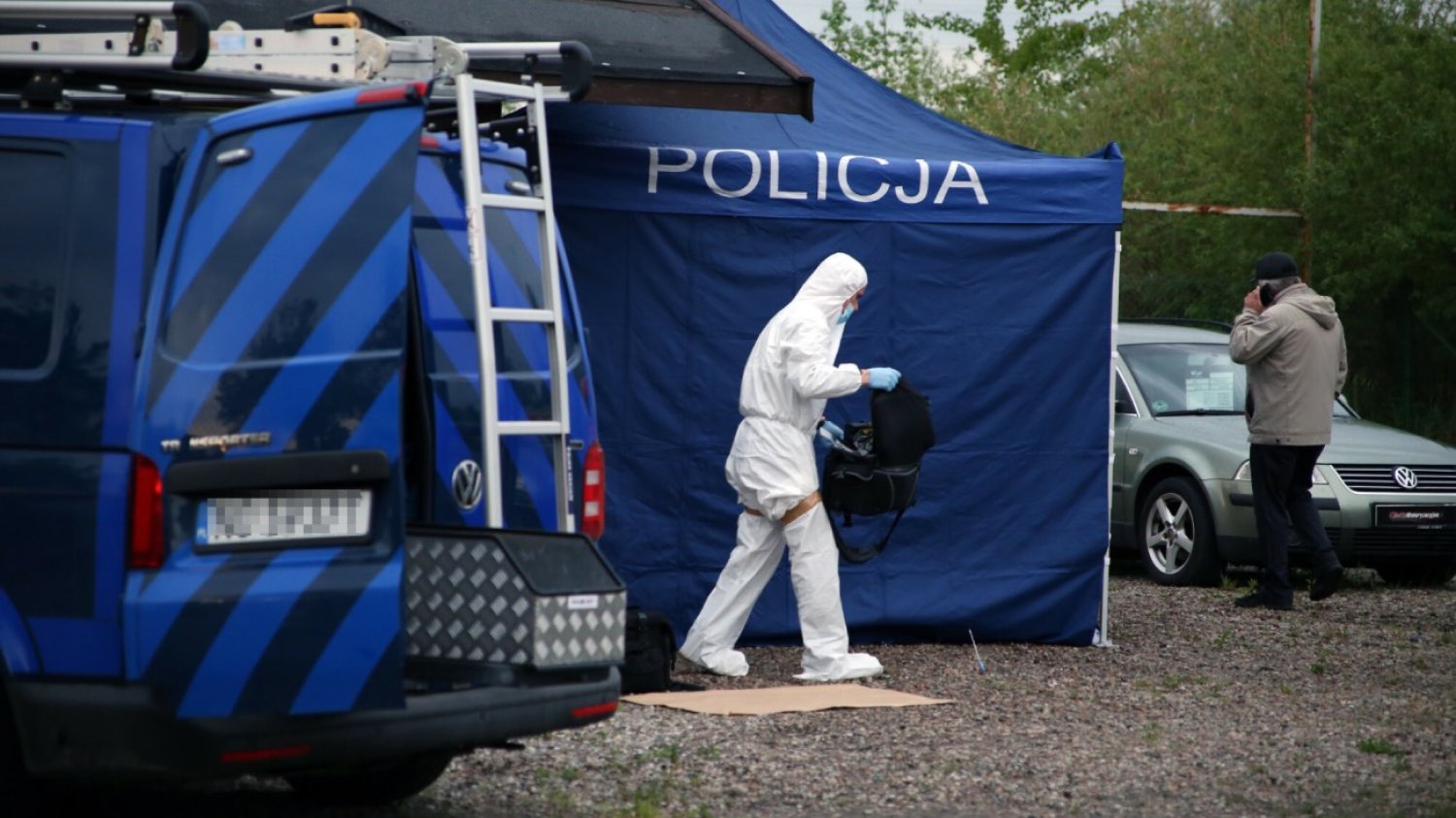 Namiot z napisem "policja"