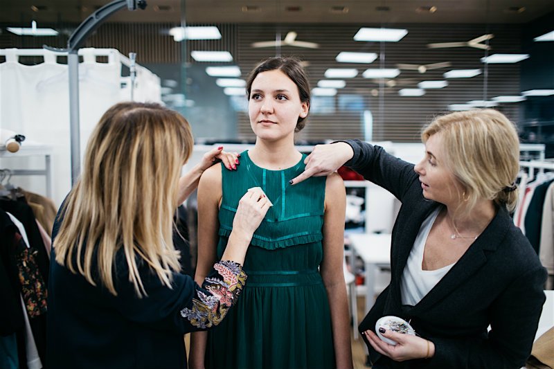 Sukienka to praca zespołowa - nad wykonaniem dowolnego elementu kolekcji pracuje co najmniej kilku różnych specjalistów