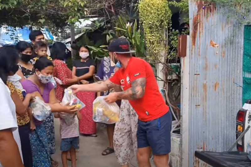 Piotr Pająk zorganizował zbiórkę na pomoc biednym rodzinom w Tajlandii.