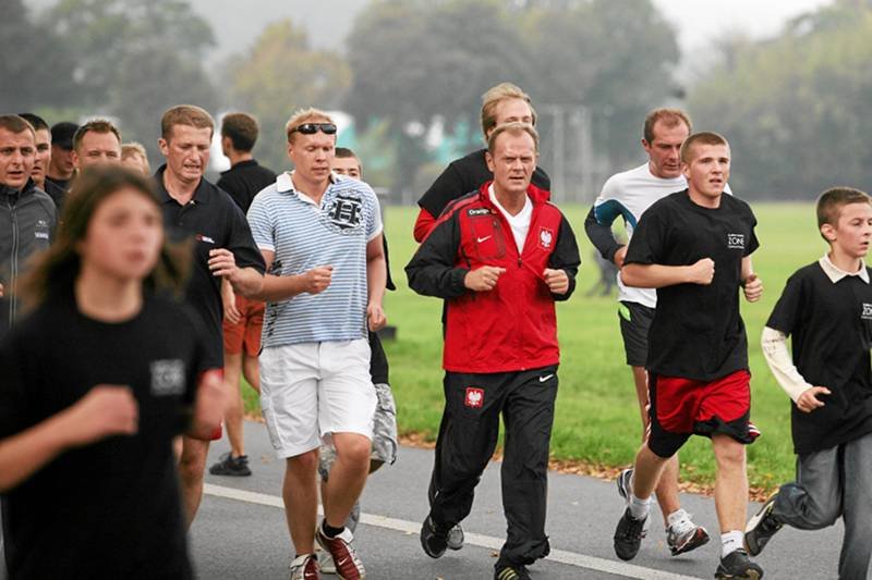 Donald Tusk biega na krakowskich Błoniach. Obok Inny biegacz z PO - Ireneusz Raś