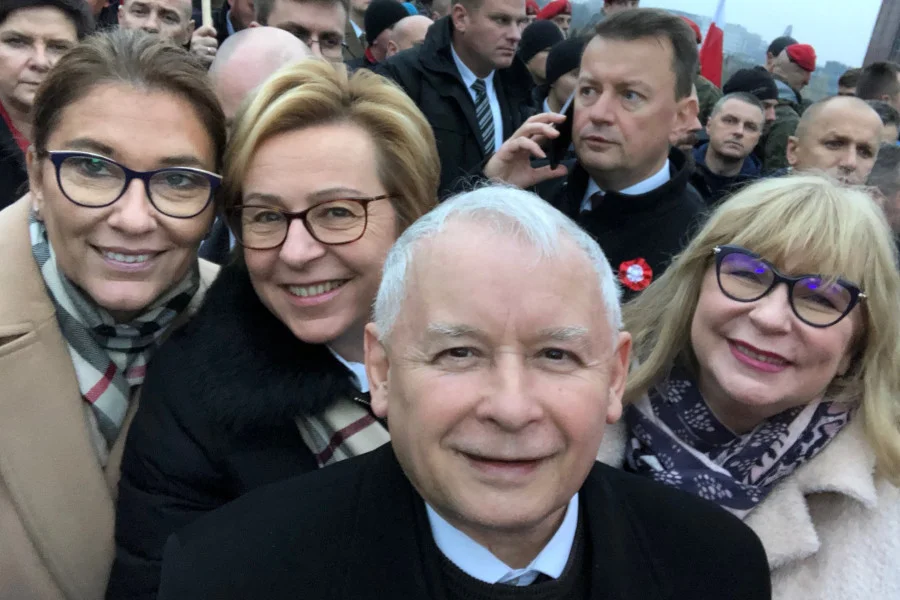 Otoczony wianuszkiem kobiet Jarosław Kaczyński chyba świetnie bawił się na marszu.