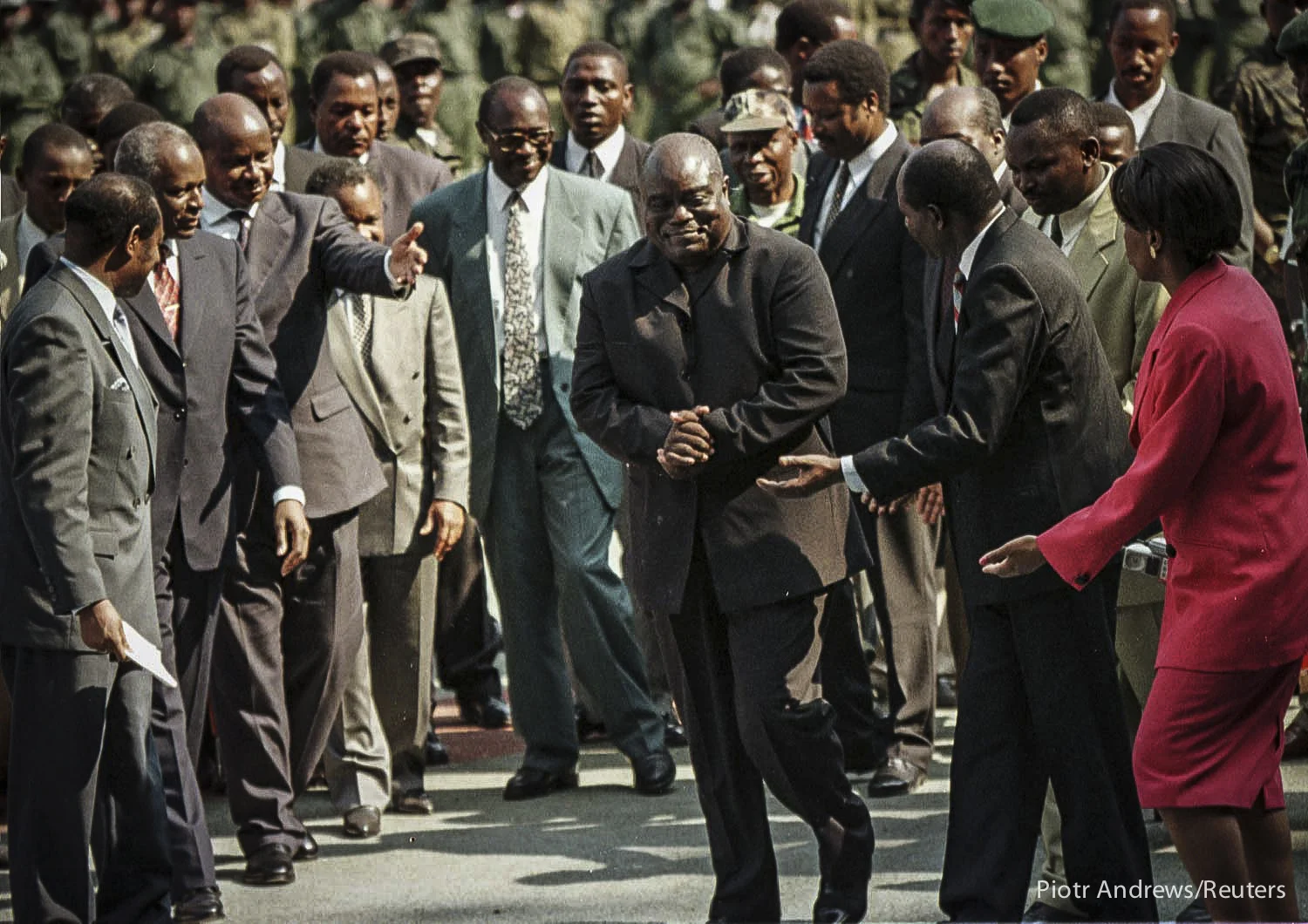 Laurent Desire Kabila w trakcie uroczystości zaprzysiężenia na prezydenta Demokratycznej Republiki Konga. Kabila zmienił nazwę państwa Zair na Demokratyczną Republikę Kongo (DRC).
