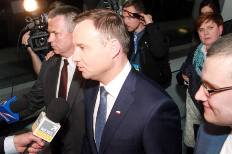 Andrzej Duda powiedział Bronisławowi Komorowskiemu, że było mu przykro, gdy ren wyciągnął w debacie jego stare wypowiedzi.