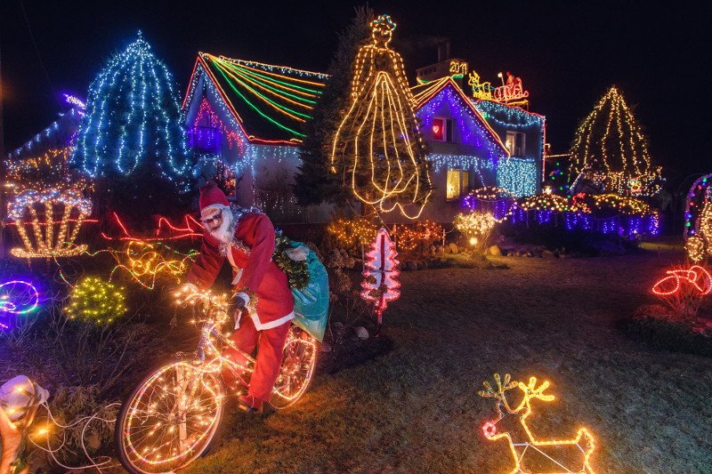 Świąteczna dekoracja domu i ogrodu państwa Duszeńko.