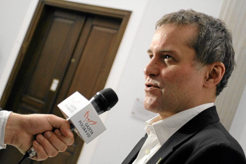 Cezary Gmyz zarzucił Tomaszowi Piątkowi alkoholizm, ale sam ma za uszami pewien słynny występ w TVP Info.