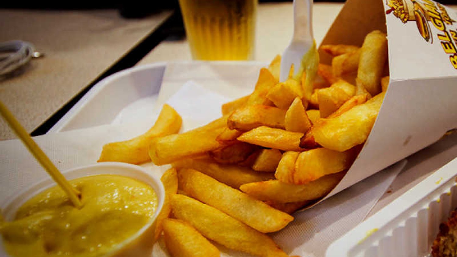 Belgijskie frytki to oprócz perfekcyjnego smażenia, także ciekawe sosy