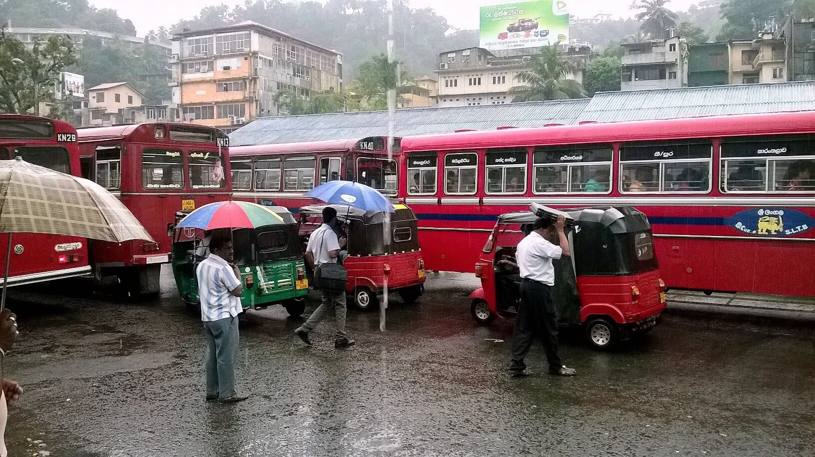 Przed dworcem autobusowym w Kandy, Sri Lanka