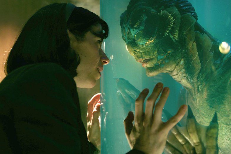 Najnowszy film Guillermo del Toro to piękny film o miłości, przywodzący na myśl "Piękną i Bestię", ale tylko dla dorosłych.