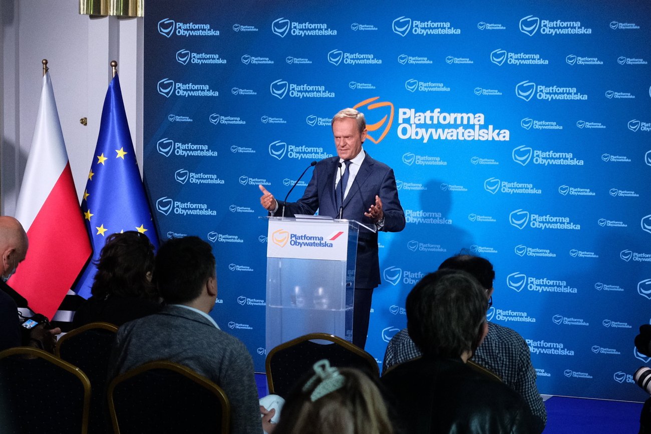 Przewodniczący Platformy Obywatelskiej Donald Tusk na konferencji prasowej był dopytywany przez Michała Dudzika z TVP Info o słowa prof. Andrzeja Rzońcy nt. programu Rodzina 500+. Przewodniczący Platformy Obywatelskiej Donald Tusk na konferencji prasowej.