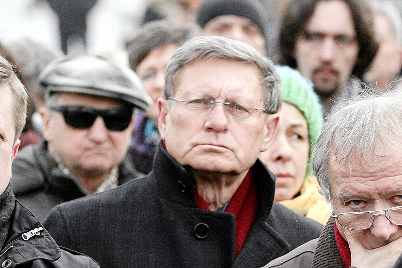 Leszek Balcerowicz mobilizuje opozycję do walki z autorytarnymi działaniami rządu PiS.