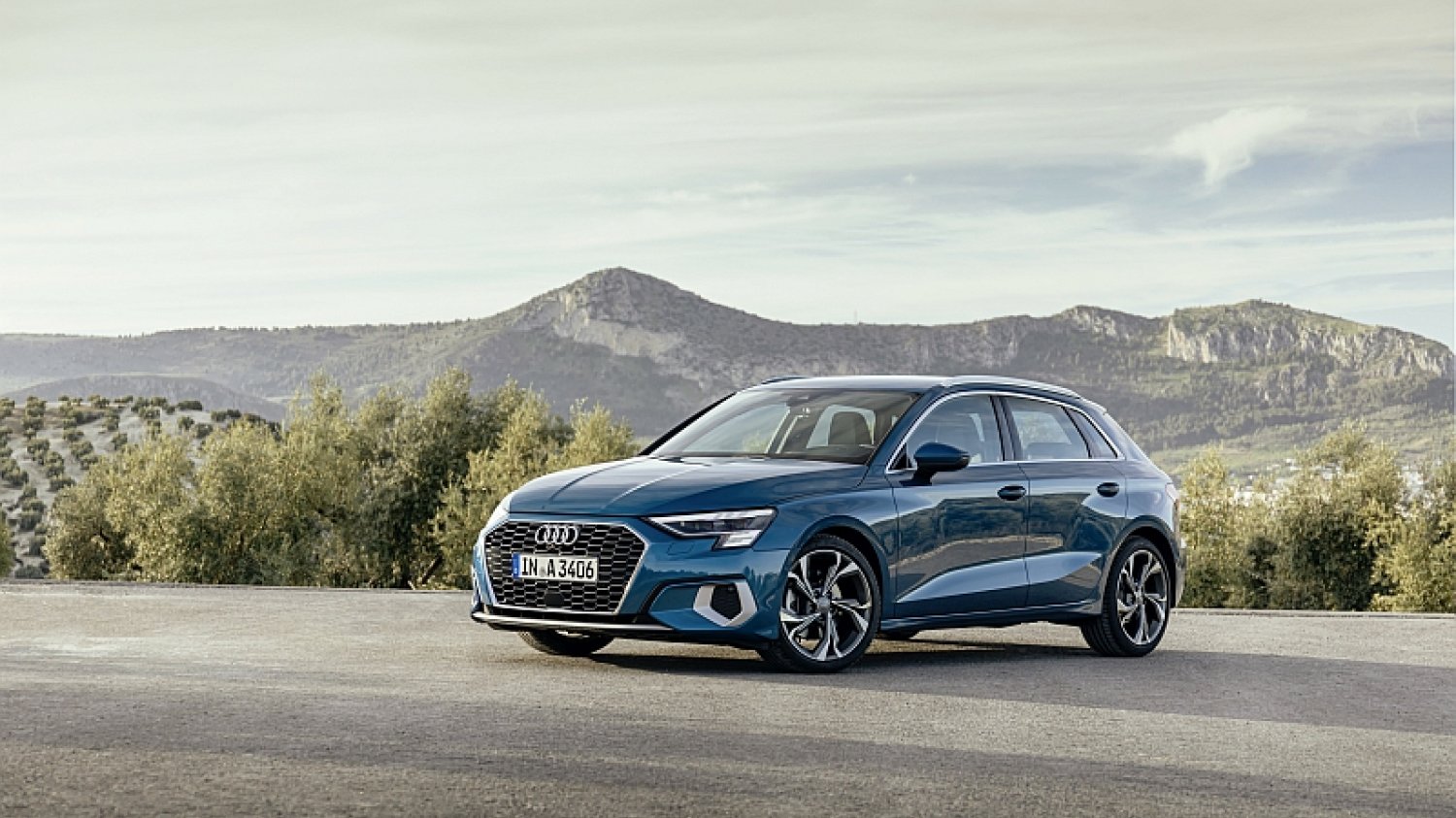 Latem 2020 pojawiła się kolejna generacja Audi A3. Kompaktowy samochód z segmentu premium jest dostępny w dwóch wersjach: pięciodrzwiowego Audi A3 Sportback i czterodrzwiowego Audi A3 Limousine