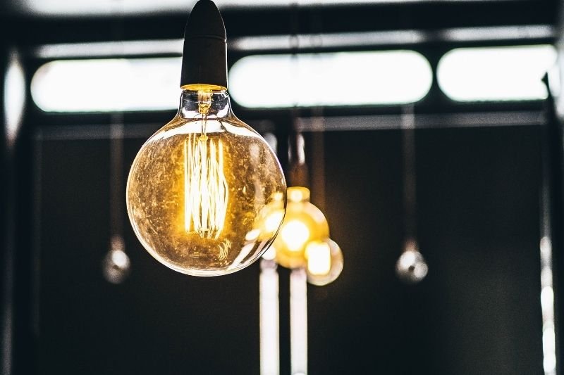 W ramach projektu edukacyjnego "Liczę się z energią” organizowanego przez Fundację innogy w Polsce w partnerstwie z Krajową Agencją Poszanowania Energii S.A. przedstawiamy wskazówki, co zrobić, by zużywać mniej energii elektrycznej w gospodarstwie domowym