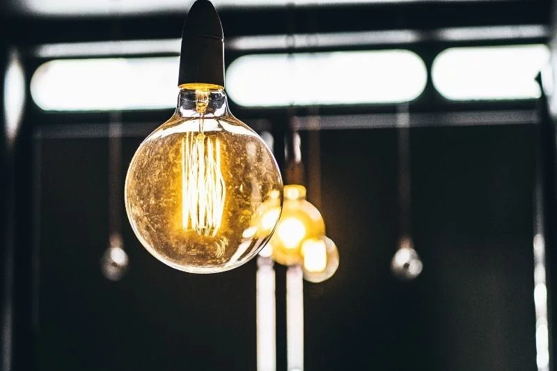 W ramach projektu edukacyjnego "Liczę się z energią” organizowanego przez Fundację innogy w Polsce w partnerstwie z Krajową Agencją Poszanowania Energii S.A. przedstawiamy wskazówki, co zrobić, by zużywać mniej energii elektrycznej w gospodarstwie domowym