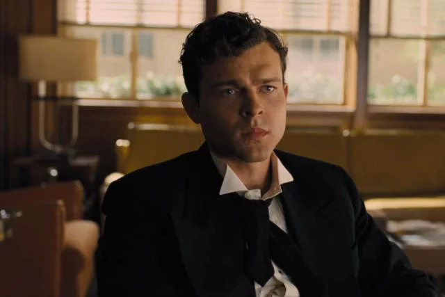 Alden Ehrenreich w "Ave, Cezar!". Przypomina Harrisona Forda?