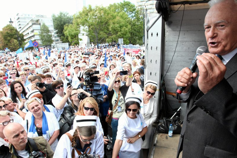 Pielęgniarki protestują na finiszu kampanii wyborczej. Czy to dlatego politycy tak chętnie dzisiaj z nimi rozmawiali?