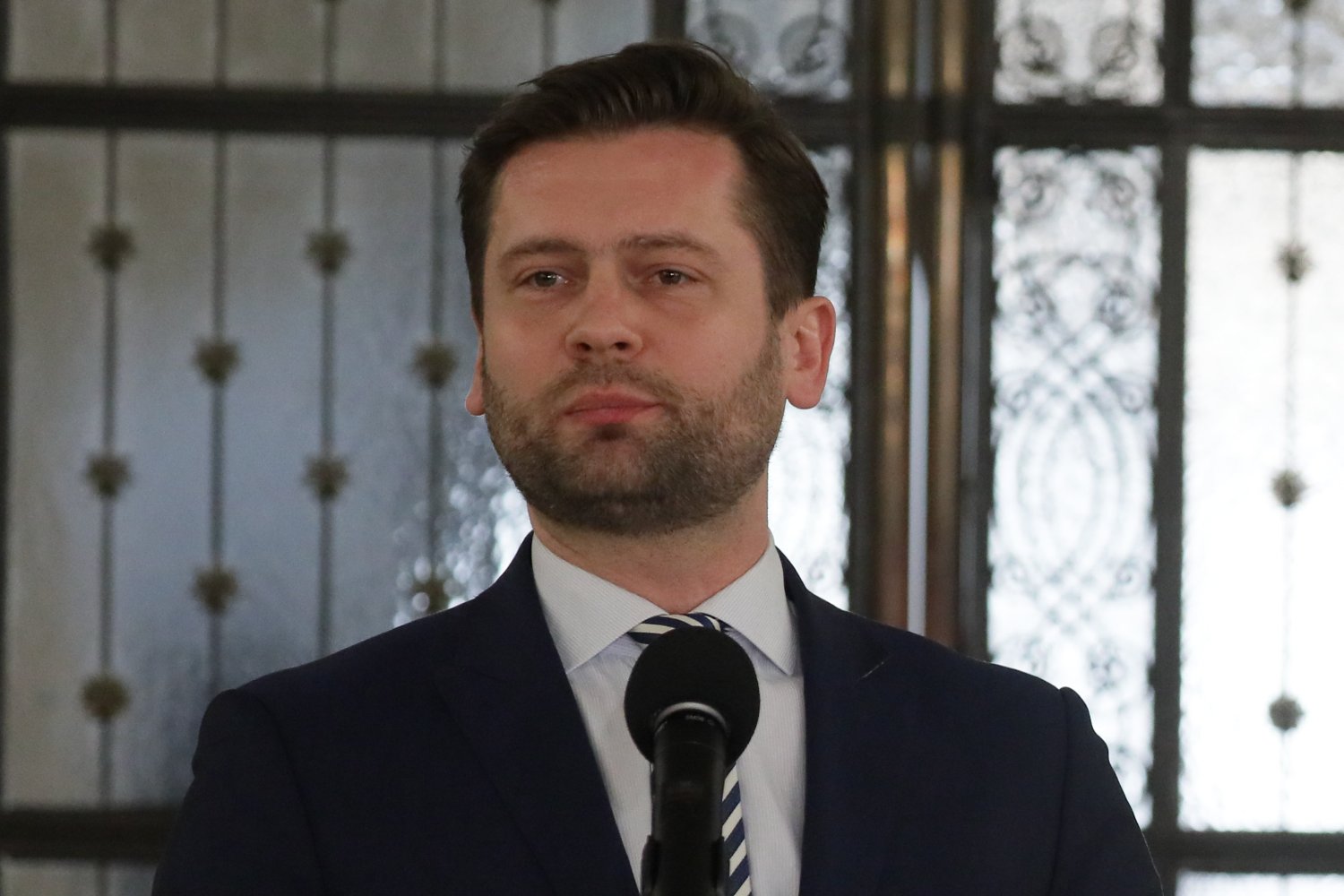 Poseł Porozumienia Kamil Bortniczuk podważa moc prawną obostrzeń sylwestrowych